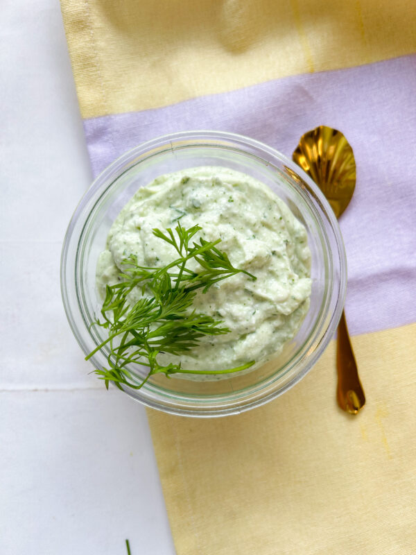 Hytteostdip med krydderurter