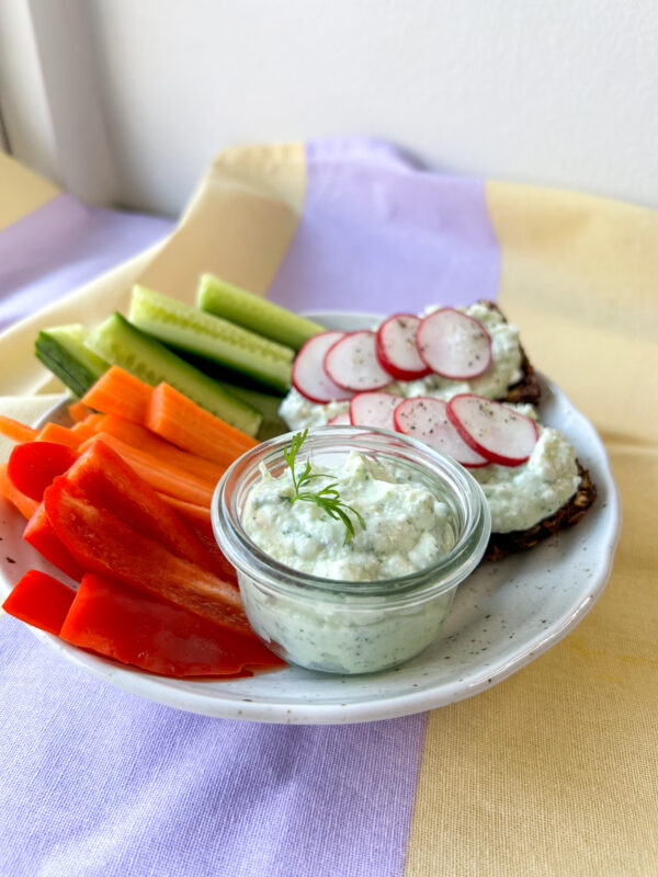 Hytteostdip med krydderurter