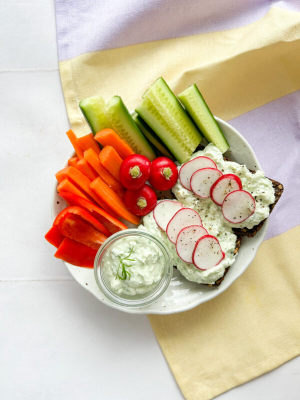 Hytteostdip med krydderurter