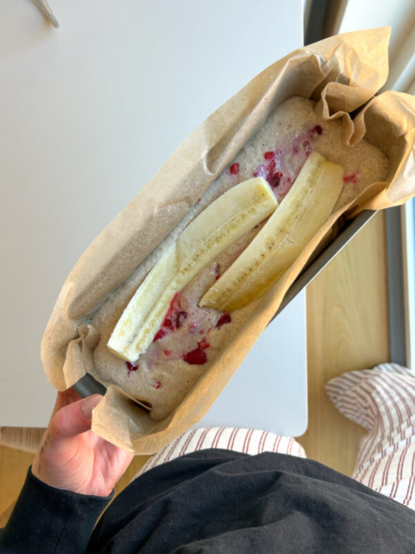 Banabrød med hindbær til mor og baby