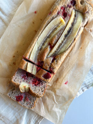 Banabrød med hindbær til mor og baby