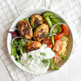 Græsk bowl med kyllingefrikadeller og tzatiki