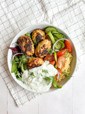 Græsk bowl med kyllingefrikadeller og tzatiki