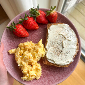 Morgenmad med scramble egg og brød