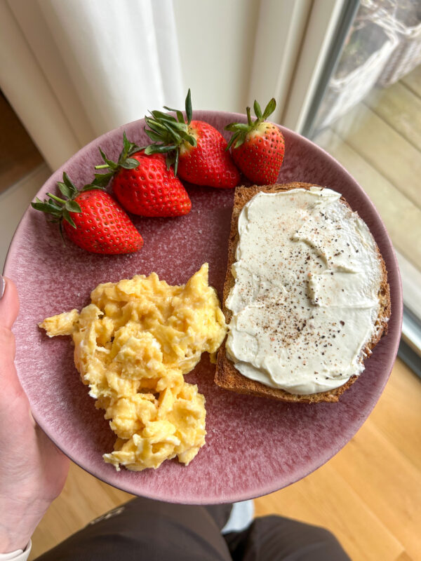 Morgenmad med scramble egg og brød