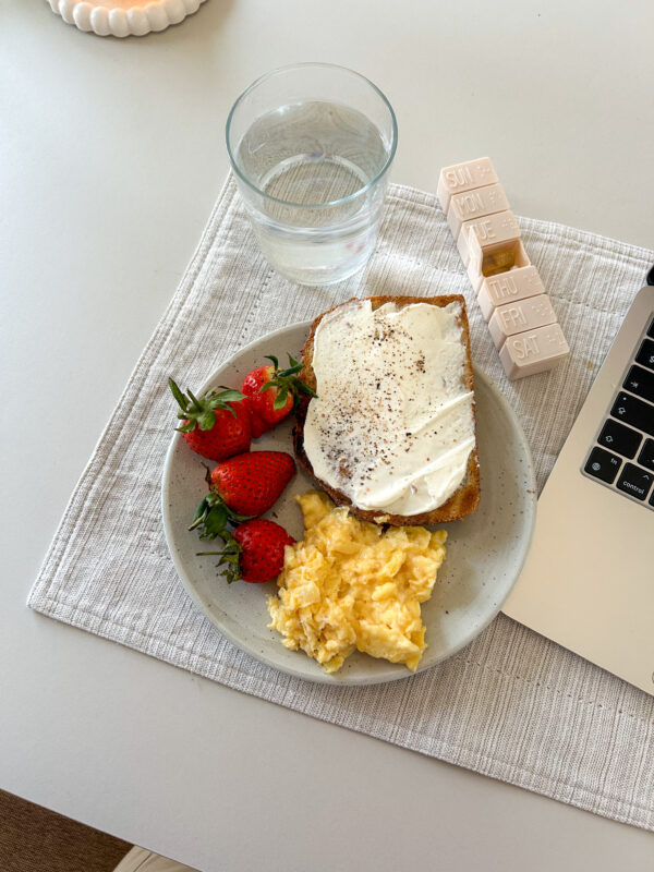 Morgenmad med scramble egg og brød