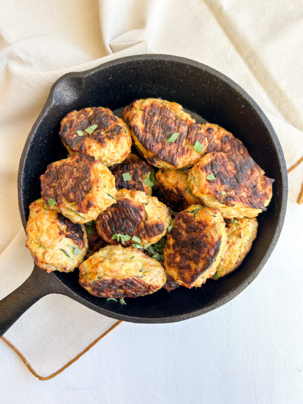 Græsk bowl med kyllingefrikadeller og tzatiki
