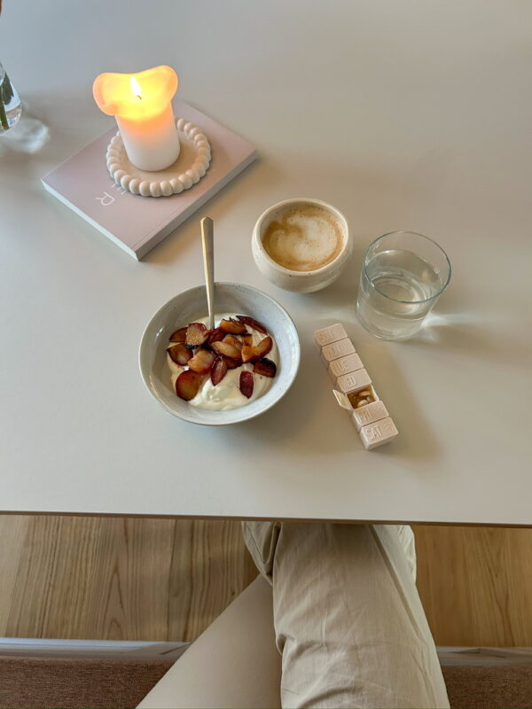 Græsk yoghurt med bagte blommer