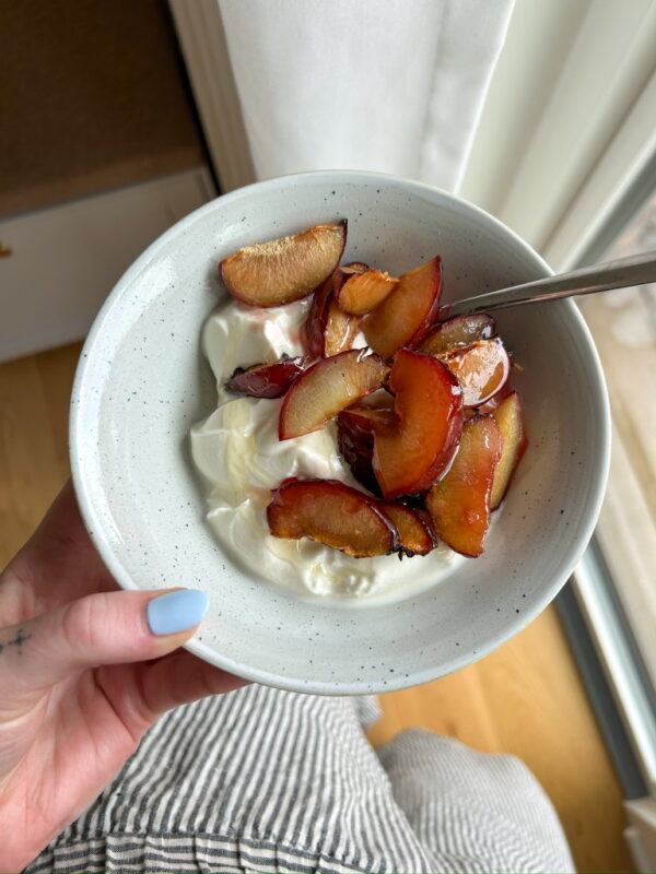 Græsk yoghurt med bagte blommer