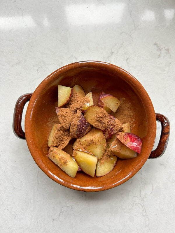 Græsk yoghurt med bagte blommer