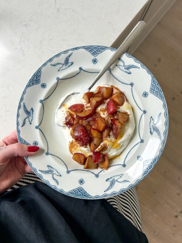 Græsk yoghurt med bagte blommer