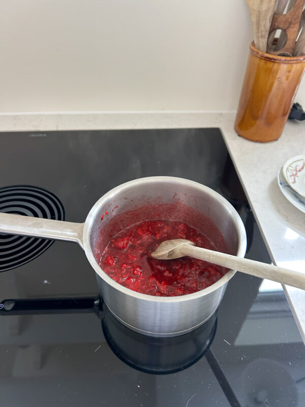 Græsk yoghurt med bærkompot og honningristede valnødder 