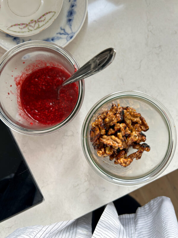 Græsk yoghurt med bærkompot og honningristede valnødder 