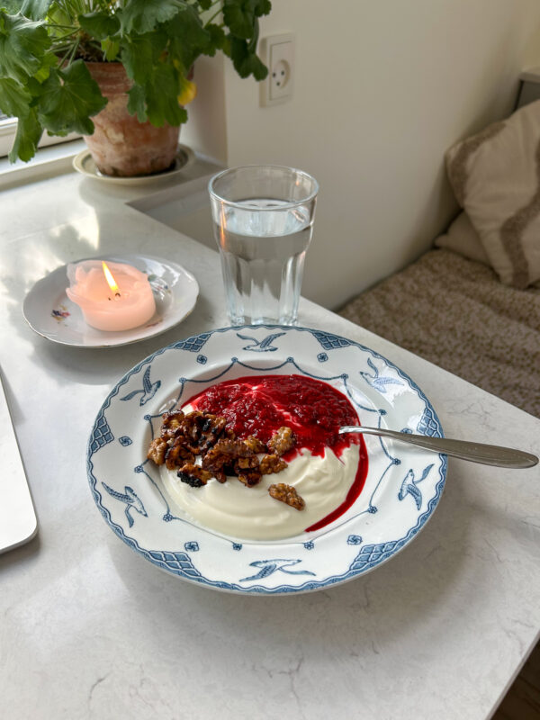 Græsk yoghurt med bærkompot og honningristede valnødder 