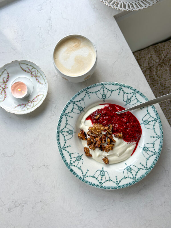 Græsk yoghurt med bærkompot og honningristede valnødder