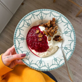 Græsk yoghurt med bærkompot og honningristede valnødder