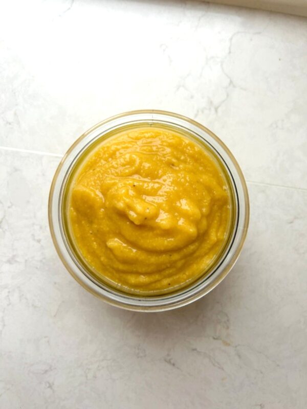 Banan mango puré set oppefra i et glas