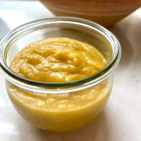 Banan mango puré til baby i et glas