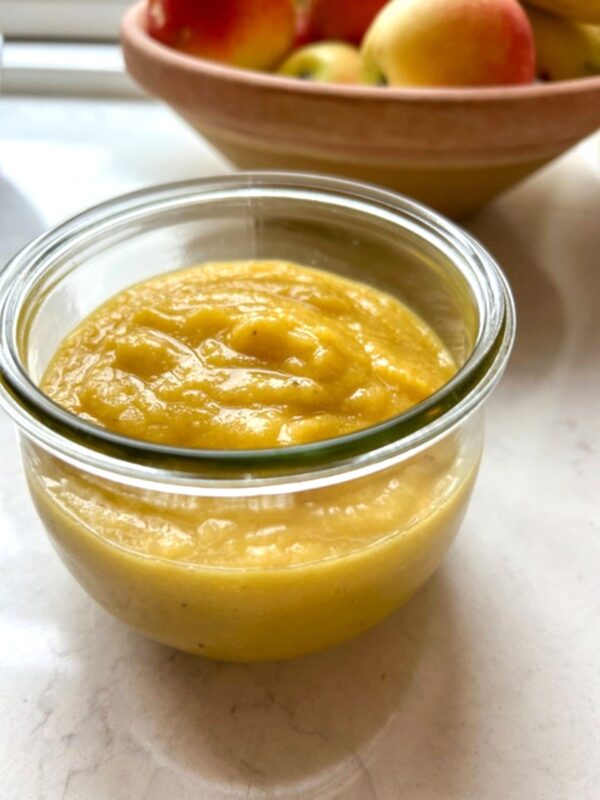 Banan mango puré til baby i et glas