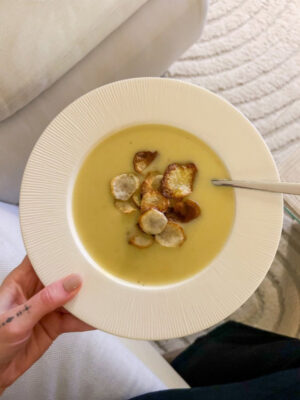 Jordskokkesuppe med sprøde jordskokkechips i en dyb tallerken