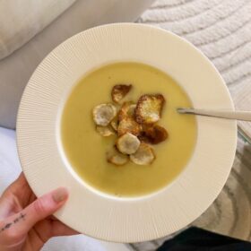 Jordskokkesuppe med sprøde jordskokkechips i en dyb tallerken