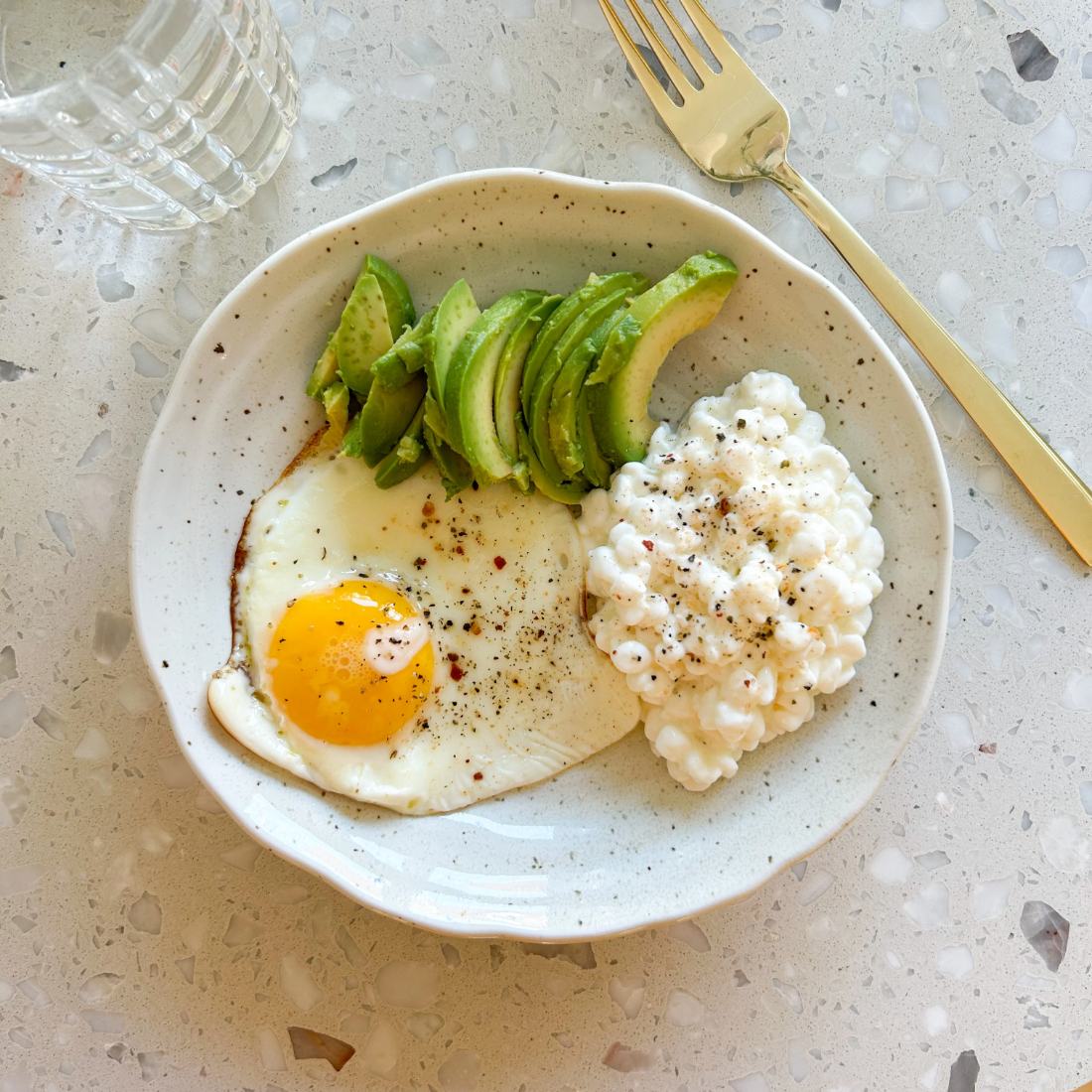 Morgenmad med æg, avocado og hytteost